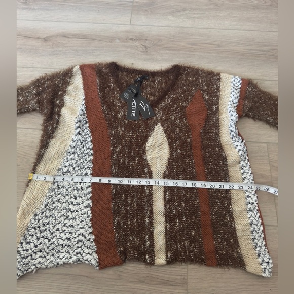 VIP Women's V-Neck Sweater in Brown, Cream, and Black 🍁🍂
*New with tags 🏷️ - Picture 4 of 8